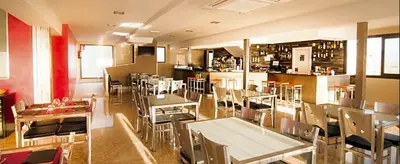 El salón o zona de bar de Hostal Catedritos Ibéricos A-5 Km 154 A 5 KM DE OROPESA A 1 KM DE HERRERUELA DE OROPESA