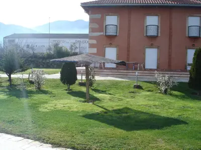 Jardín al aire libre en Posada Tresmentiras