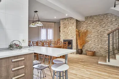 Zona de estar de Cosy House in San Bartolomé de Pinares with Mountain View