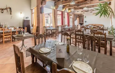 Un restaurante o sitio para comer en Hotel Rural VII Carreras by Vivere Stays