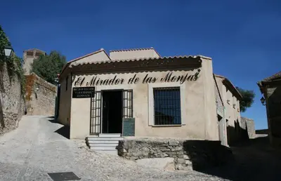 Edificio en el que se encuentra el hostal o pensión