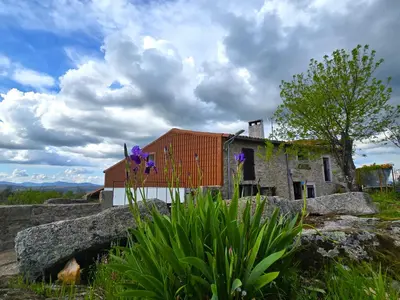 Jardín al aire libre en El Triskel de Chumbea, alojamiento excepcional con maravillosas vistas a 5km de Béjar