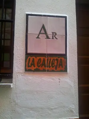 Certificado, premio, señal o documento que está expuesto en La Calleja