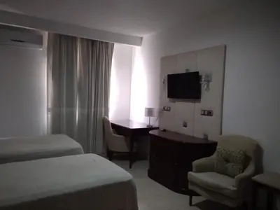 Una televisión o centro de entretenimiento en Hotel Nuevo Ara