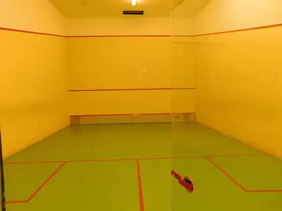 Instalaciones para jugar a tenis o squash en El pequeño capricho o alrededores