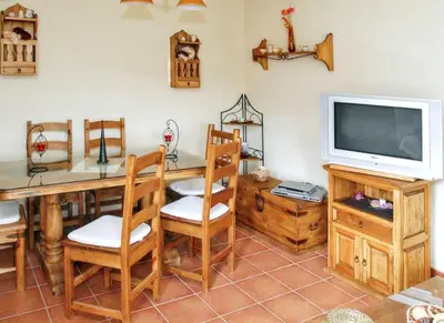 Una televisión o centro de entretenimiento en Welcoming house in Ávila with private parking