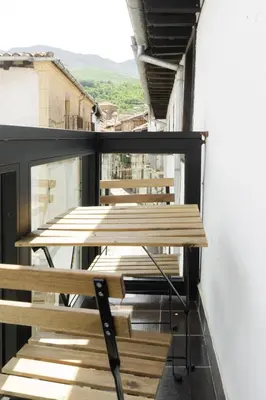 Un balcón o terraza de La Plaza