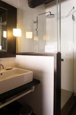 Un baño de La Plaza