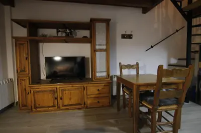 Una televisión o centro de entretenimiento en La Modista