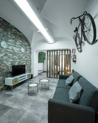 Una televisión o centro de entretenimiento en Apartamentos Gladiador