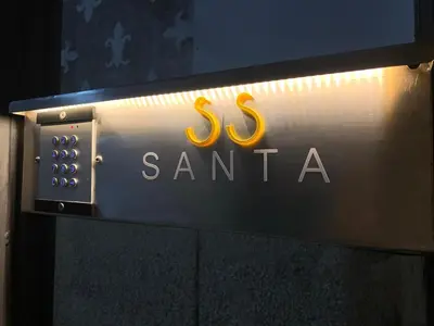 Certificado, premio, señal o documento que está expuesto en Santa Suites