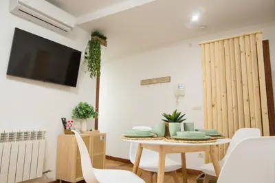 Una televisión o centro de entretenimiento en Serranos 24 Apartamento Rector Cobos