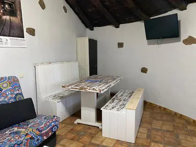 Una televisión o centro de entretenimiento en complejo rural el prado
