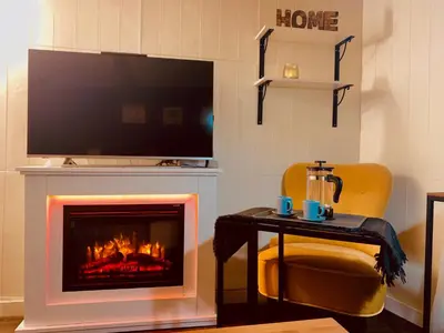 Una televisión o centro de entretenimiento en CASITA CON ENCANTO en la SIERRA DE GREDOS, CANDELEDA