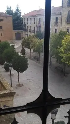 Edificio en el que se encuentra el hostal o pensión