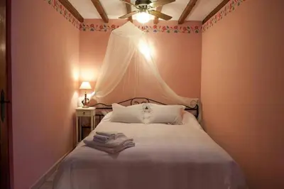 Cama o camas de una habitación en Cozy apartment in Robledillo de Gata, 45 m² with garden view