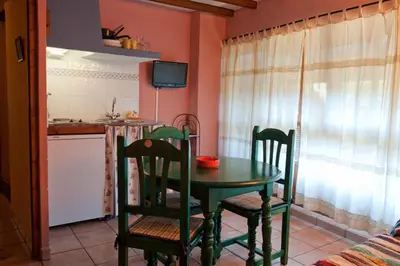 Una cocina o zona de cocina en Cozy apartment in Robledillo de Gata, 45 m² with garden view