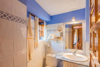 Un baño de Cosy Apartment in Robledillo de Gata - 45 sqm - Fireplace