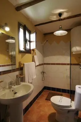 Un baño de Charming House in Robledillo de Gata with Fireplace and Terrace