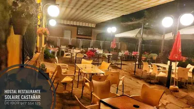 Un restaurante o sitio para comer en Hostal Restaurante Solaire
