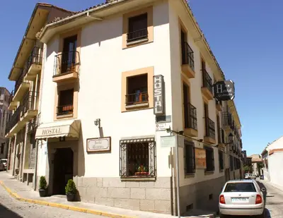 Edificio en el que se encuentra el hostal o pensión