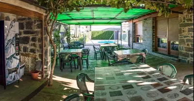 Un restaurante o sitio para comer en Apartamentos Rurales El Prado