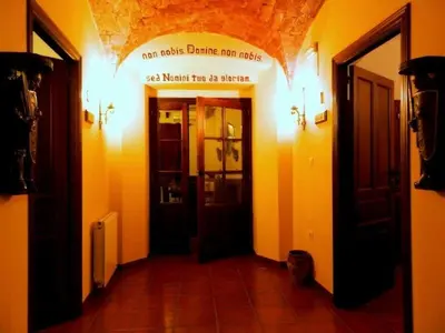 Fachada o entrada de La Casa de los Templarios