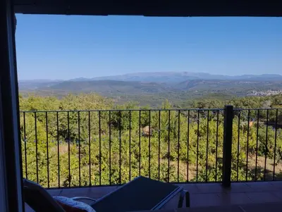 Vista general de una montaña o vista desde the country house