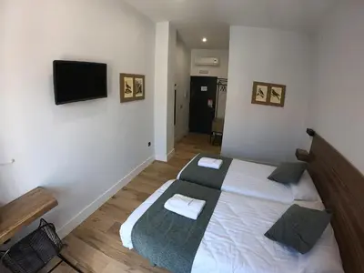 Una televisión o centro de entretenimiento en Balhondo Open Village