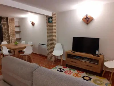 Una televisión o centro de entretenimiento en La Calleja del Canchal