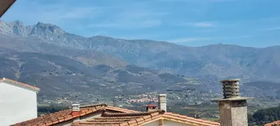 Vista general de una montaña o vista desde la casa o chalet