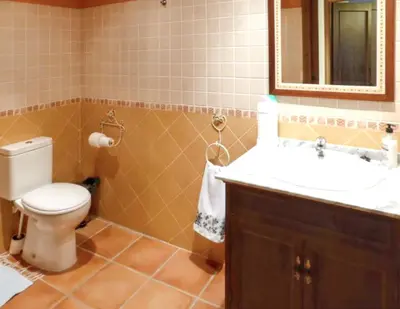 Un baño de Cozy house in Villamiel with mountain view
