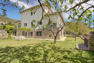 Jardín al aire libre en Villa-Piedralaves-aMatalasviñas-piscina-4 viviendas