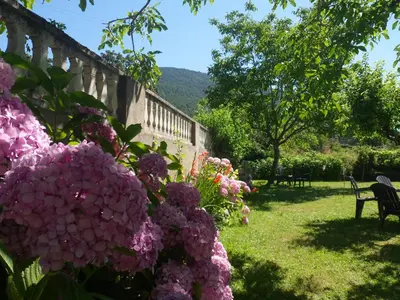 Jardín al aire libre en Villa-Piedralaves-aMatalasviñas-piscina-4 viviendas