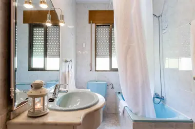 Un baño de Villa-Piedralaves-aMatalasviñas-piscina-4 viviendas