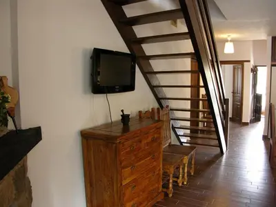 Una televisión o centro de entretenimiento en casa las serijuelas