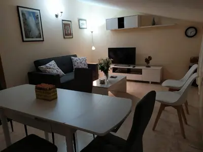 Una televisión o centro de entretenimiento en Apartamentos La Relojera 2