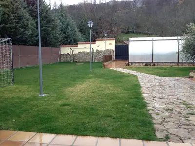 Jardín al aire libre en casa rio alberche y el cortijo de gredos