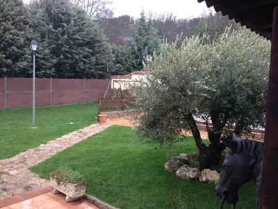 Jardín al aire libre en casa rio alberche y el cortijo de gredos