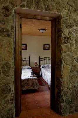 Cama o camas de una habitación en casa rio alberche y el cortijo de gredos