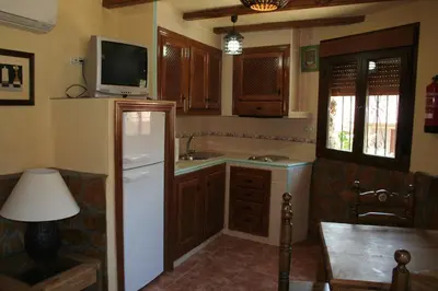Una cocina o zona de cocina en Complejo Rural Los Chozos Valle del Jerte