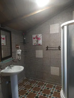 Un baño de Complejo Rural Los Chozos Valle del Jerte