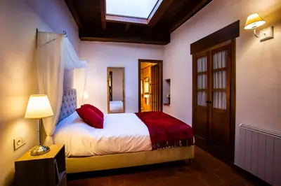 Cama o camas de una habitación en Apartamentos Puente de la Judería