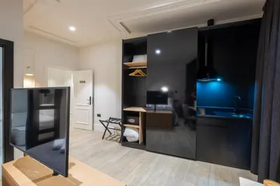 Una televisión o centro de entretenimiento en Barbarossa Suites Plaza de España