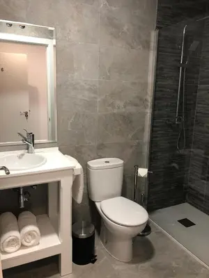 Un baño de hostal la taurina