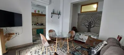 Una televisión o centro de entretenimiento en Apartamentos Fuente Nueva II