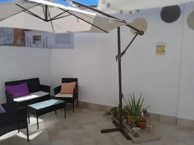 Un patio o zona al aire libre en Apartamento independiente con parking privado gratuito y terraza de ensueño junto al Teatro Romano