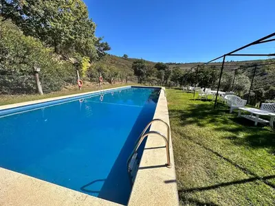 Piscina en o cerca de La Alberguería complejo rural