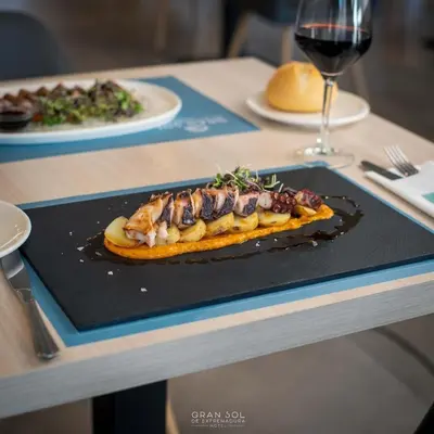 Comida en o cerca de este hotel