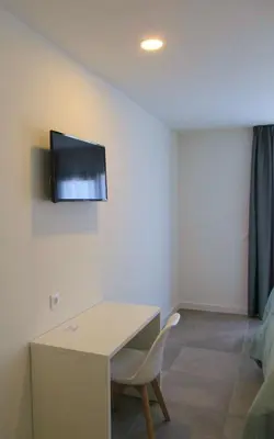 Una televisión o centro de entretenimiento en Hotel Gran Sol De Extremadura